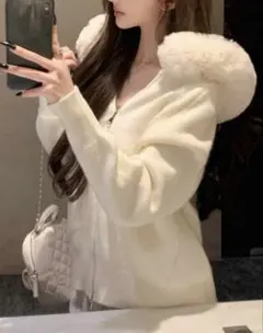 ホワイト ニット パーカー SNSで人気