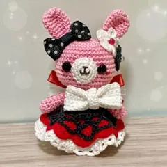 ドレスうさぎのあみぐるみ【ゴスロリ　黒×白】のサムネイル