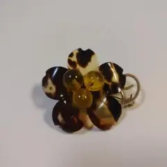 値下げ中　べっ甲風ブローチのサムネイル