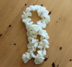 ハンドメイド手編み　モヘア調フリル細マフラー・オフホワイト