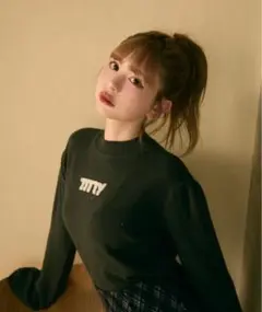 TITTY&CO. ハイネックラメリブニット　チャコールグレー　ニット