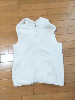 オフホワイト フリース フード付きベスト　サイズМ　ポケット２つあり