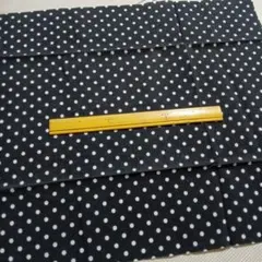 黒地に白水玉模様の綿生地 50×55cm ドット柄 はぎれ