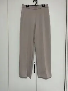 ユニクロ　ベージュテーパードパンツ