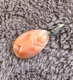 花が彫刻されたシルバーの留め金付きの桃色サンゴのペンダントトップ