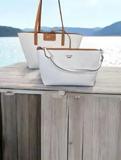 M*e様 GUESS　ゲス　新品　リバーシブルトートバッグ　ショルダーバック　２