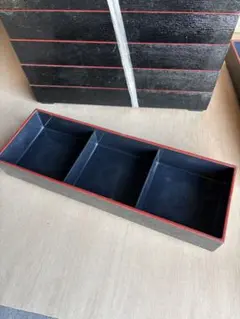 ⑧漆器風黒赤ストライプトレイ 3仕切り　プラスチック製12台