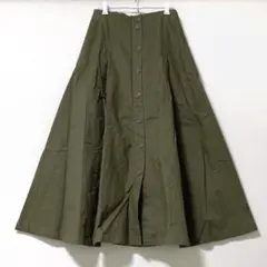 ハリのあるコットン素材のタックフレアロングスカート