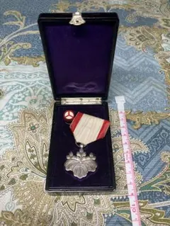 白色桐葉章 勲七等瑞宝章 功七級金鵄勲章 3個セット ケース付き 純銀製 Yahoo!オークション -「勲七等青色桐葉章」の落札相場・落札価格