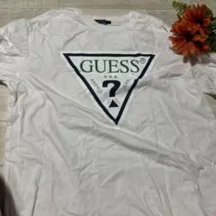GUESS ホワイト Tシャツ トライアングルロゴのサムネイル