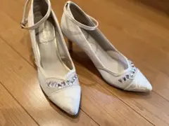 ホワイトビジュー付きポインテッドトゥパンプス　結婚式　フォーマル　パンプスのサムネイル