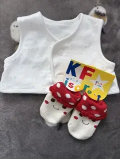 ベビーベスト ホワイト 王冠柄　靴下付き