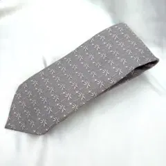 フェラガモ ネクタイ イタリア製 シルク グレー/ピンク ブランドネクタイ入門に