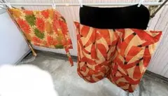 年代物の赤ちゃんおんぶ紐　キッズ用着物 オレンジと黒の花柄のサムネイル
