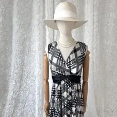 モノトーン幾何学柄ワンピースリボン切替フレア美シルエット膝丈レトロ上品大人可愛い