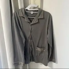 グレーのパジャマセット（ボタン付き）