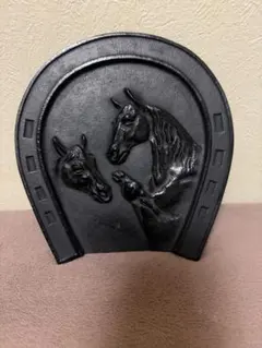 金属製馬の彫刻 黒色 木製台座付き - メルカリ