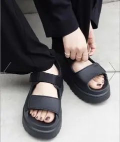 UGG GoldenGlow Sandal 厚底サンダル ブラックのサムネイル