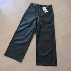 新品《ZARA》レザー調パンツ