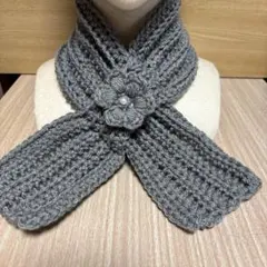 花モチーフ付き手編みマフラー