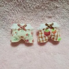 赤ちゃんお洋服　フリルサロペット２着セット　小花チェックいちご白色茶色