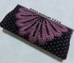 エレガントなビーズ刺繍クラッチバッグ