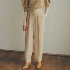 クラネ 2TUCK CHINA SMOOTH PANTS ベージュ Мのサムネイル