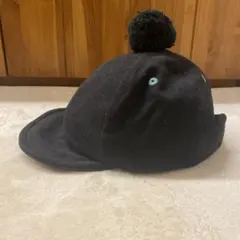 マーキーズ　黒いポンポン付きキャップ