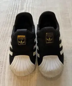 adidas スニーカー