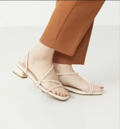 アイボリー ストラップサンダル 低ヒール