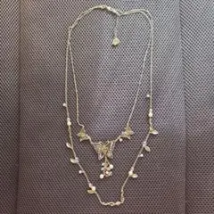 axes femme 蝶と花のモチーフのネックレス