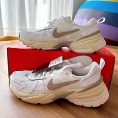 NIKE emmiコラボ ナイキ V2K RUN スニーカー ライトピンク - メルカリ
