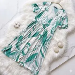 訳アリ‼️プーラフリーム 美シルエット 総柄 ワンピース 膝丈 Vネック 緑のサムネイル