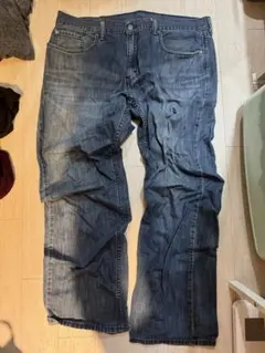 Levi's ダークブルー ストレートデニム　ダメージ