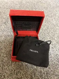 PRADA 赤 ギフトボックスとポーチ