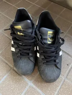 即日発送adidas ブラック スニーカー　スーパースター