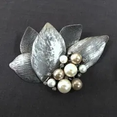 葉デザインのパールブローチ・ヴィンテージ