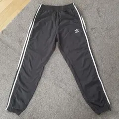 メンズadidas 黒 ジャージパンツ サイドストライプ　S