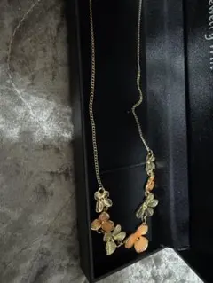 花モチーフ ネックレス ゴールド オレンジ