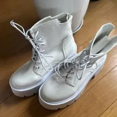 ホワイト ハイカットブーツ 厚底　サイズ37とあります。調べると23〜23.5