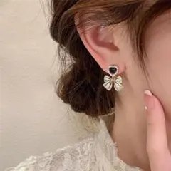 リボン ハート モチーフ ジルコニア ピアス ゴールド ブラック 垂れ下がり