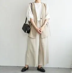 ベージュ ノーカラー ベスト ジレ　ikkaのサムネイル