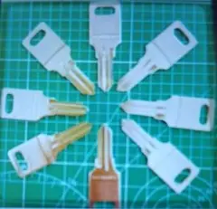 ブランクキー 純正合鍵材 オカムラ用です。 - メルカリ
