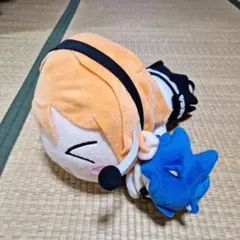 オレンジ色のヘッドフォン付きぬいぐるみ