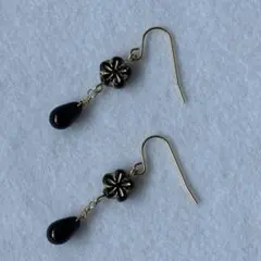 チェコビーズとドロップビーズのピアス　黒