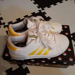 adidas スニーカー