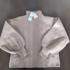 コカ　ボトルネックボリュームスリーブセーター　ニット　ダークベージュ　Mサイズ