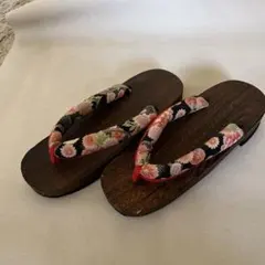 花柄鼻緒の木製下駄