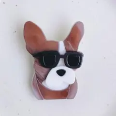 サングラスをかけたフレンチブルドッグのブローチ　プレゼント　アクリル　犬