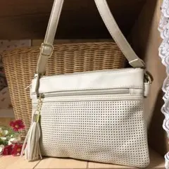 オフホワイト　薄いベージュ　ショルダーバッグ　フリンジ付き